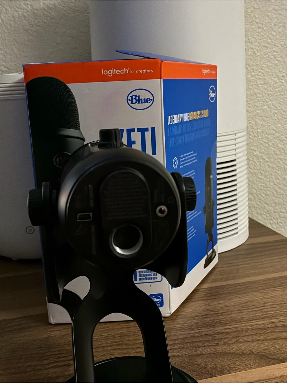 Yeti Microphone - Black - Professional Broadcast Sound